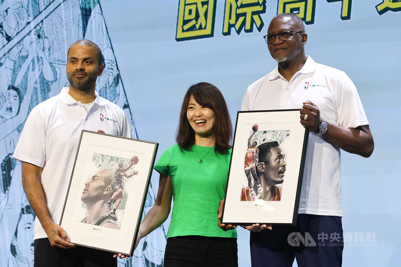 為期3天的2024國泰NBA國際高中邀請賽26日登場,前NBA球星帕克(Tony Parker)(左)、威金斯(Dominique Wilkins)(右)受邀來台,主辦方在記者會上特別致贈2人紀念品。中央社記者王騰毅攝 113年4月26日