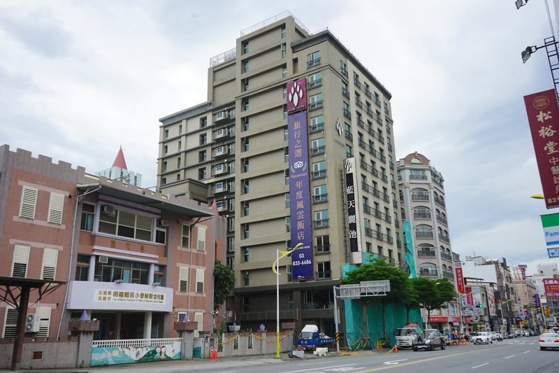 花蓮藍天麗池飯店歷經大小餘震、建物受損,經花蓮縣府評估後26日確認將強制拆除飯店前側建物,鄰近的明禮國小附設幼兒園配合相關工程,將先遷回校本部上課。中央社記者張祈攝 113年4月26日