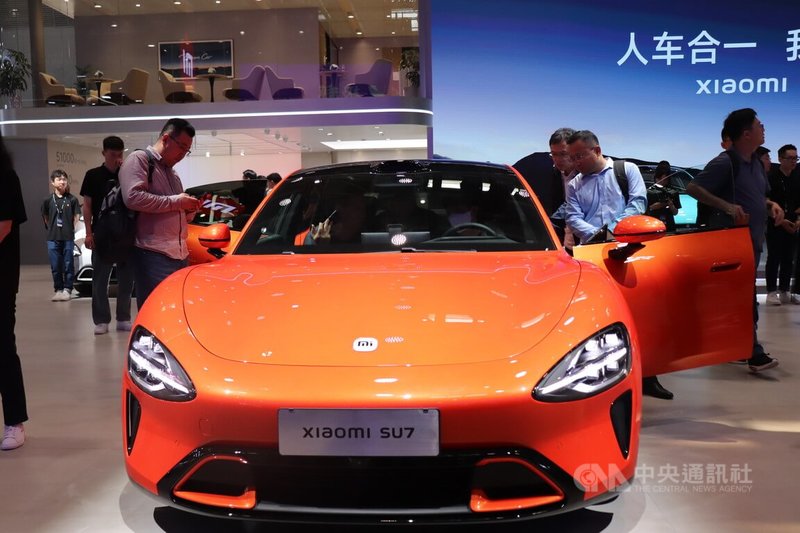 圖為4月北京國際車展中，小米展出SU7純電動汽車。中央社記者呂佳蓉北京攝 113年26日