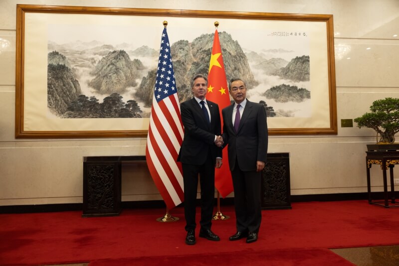 美國國務卿布林肯（左）訪中，26日與中國外長王毅（右）會談。（圖取自twitter.com/SecBlinken）