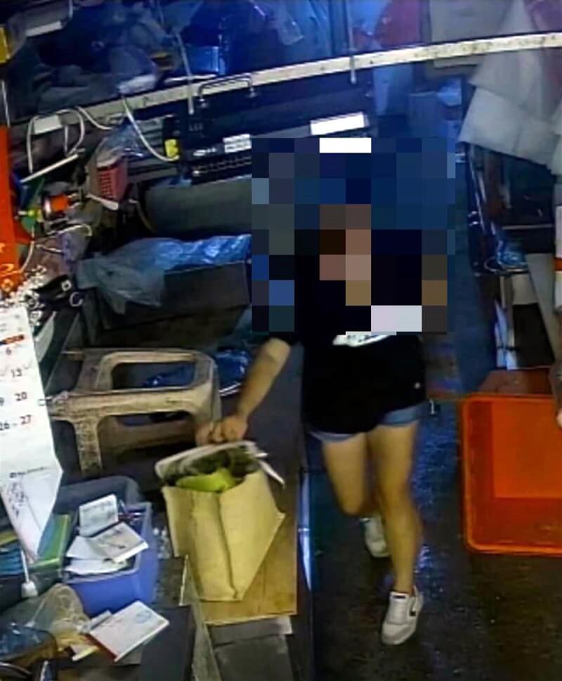 台東市中央市場近日出現鴛鴦盜,已有多人受害。警方獲報展開調查,26日下午宣布緝獲李姓女嫌,目前正擴大偵辦中。圖為李嫌犯案身影。(台東縣警察局提供)中央社記者盧太城台東傳真 113年4月26日
