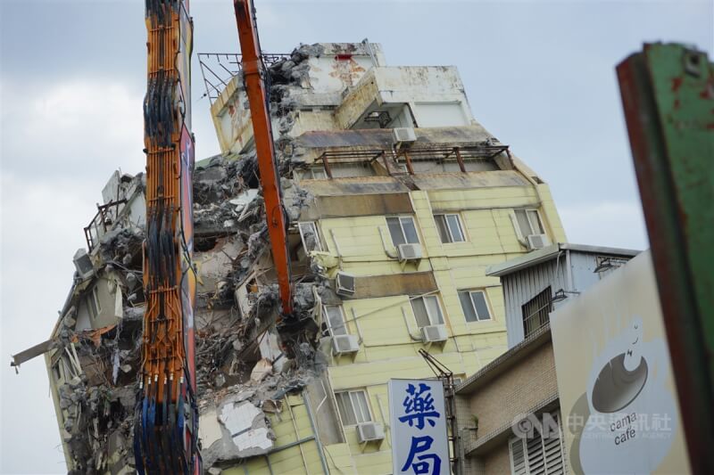 花莲富凯大饭店拆除第2天，25日按原定进度拆到6楼，拆除进度顺利。中央社记者张祈摄 113年4月25日