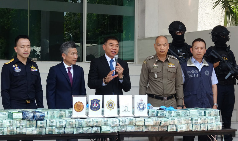 泰国警方和法务部调查局合作拦截一批要运往台湾的K他命，泰国肃毒委员会（ONCB）秘书长帕努拉（Phanurat Lukboon）（右3）26日举行记者会说明案情。中央社记者吕欣憓曼谷摄  113年4月26日
