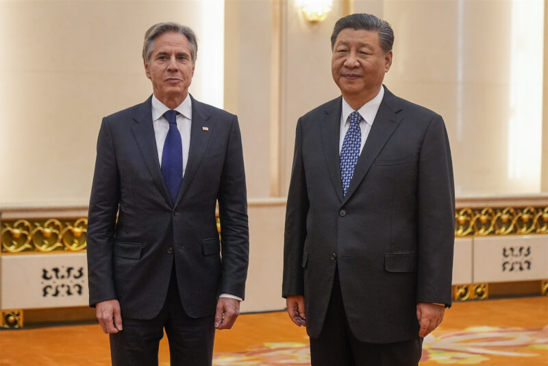 中国国家主席习近平（右）26日会见美国国务卿布林肯（左）。（美联社）