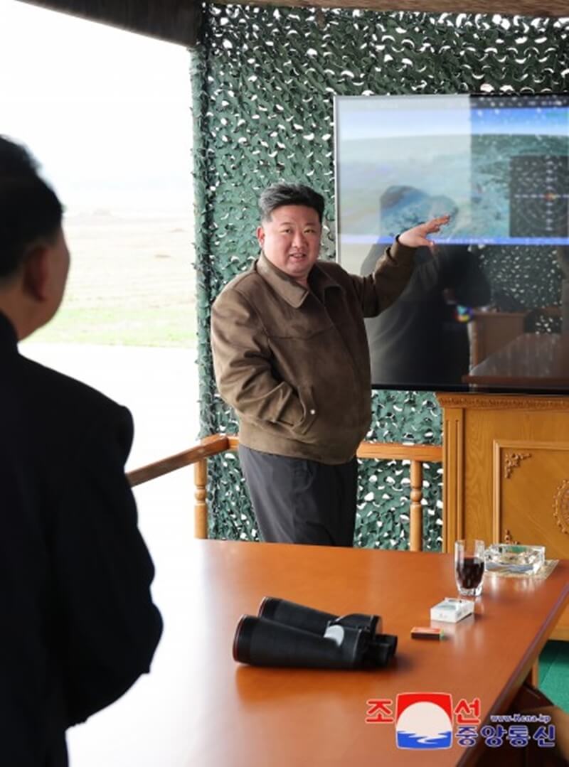 北韩官方媒体中央通信社报导，北韩领导人金正恩25日视察240公厘多管火箭的试射。（图取自北韩中央通信社网页kcna.kp）