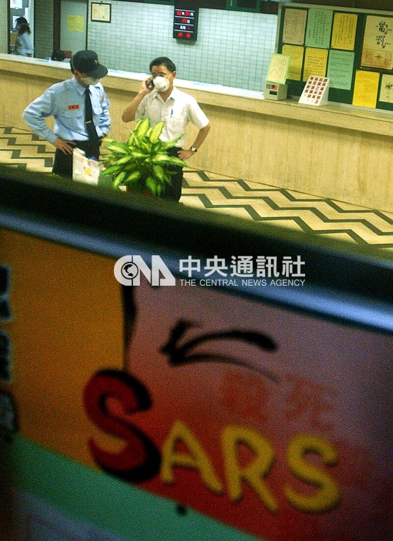 台北仁济医院2003年4月29日因传出疑似感染SARS病例而隔离封院，图为封院后院内员工仅能以手机和外界联络。中央社记者孙仲达摄　92年4月29日