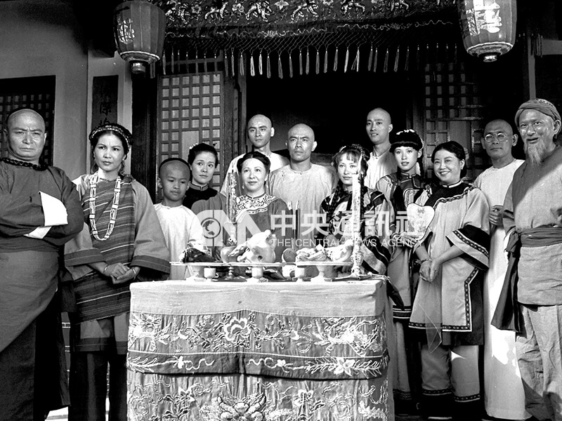 源片中的演员高幸枝（左2）、归亚蕾（左4）、王道（左6）、王满娇（右3）、周丹薇（右4）、姜厚任（右5）、徐枫（右6）。中央社记者冯国锵摄 68年4月27日