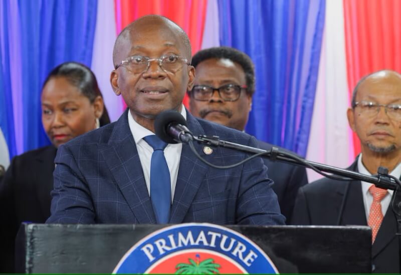 海地總理亨利請辭，過渡委員會25日宣誓就職，由財經部長薄派克（前）擔任代理總理。（路透社）