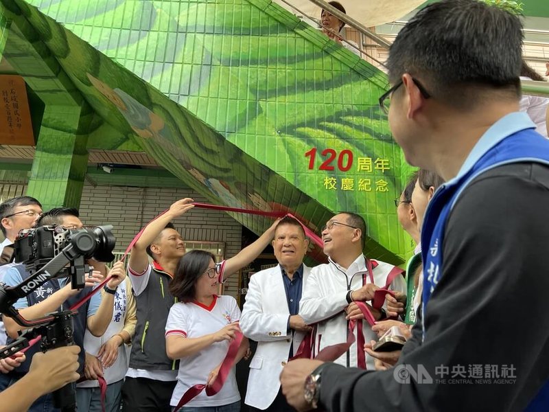 新北市石碇國小27日舉行120週年校慶活動,新北市長侯友宜(後右)等人共同為結合人文元素、歷史軌跡與校園景觀的彩繪牆揭幕。中央社記者楊侃儒攝 113年4月27日