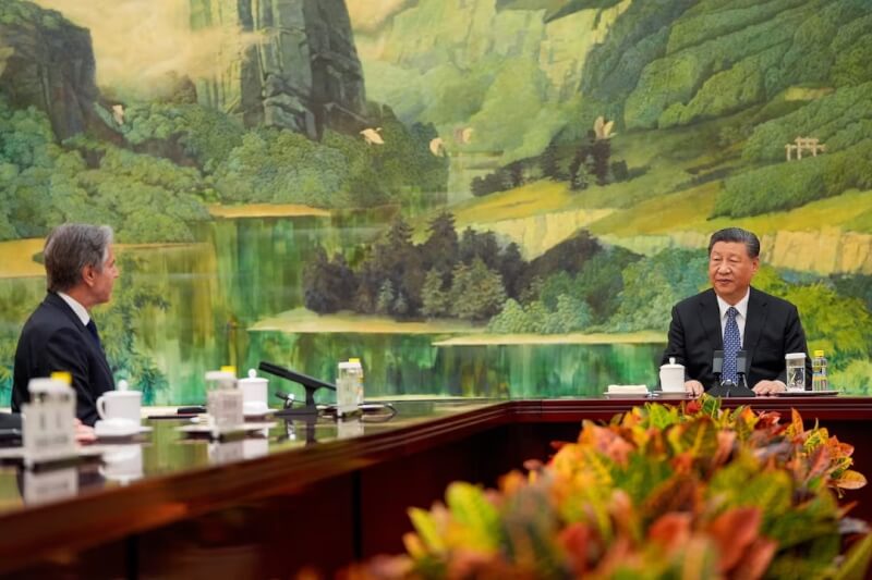 美國國務卿布林肯（左）的中國行26日落幕，期間會見中國領導人習近平（右）等時，強調維護台海和平穩定的重要性。（路透社）