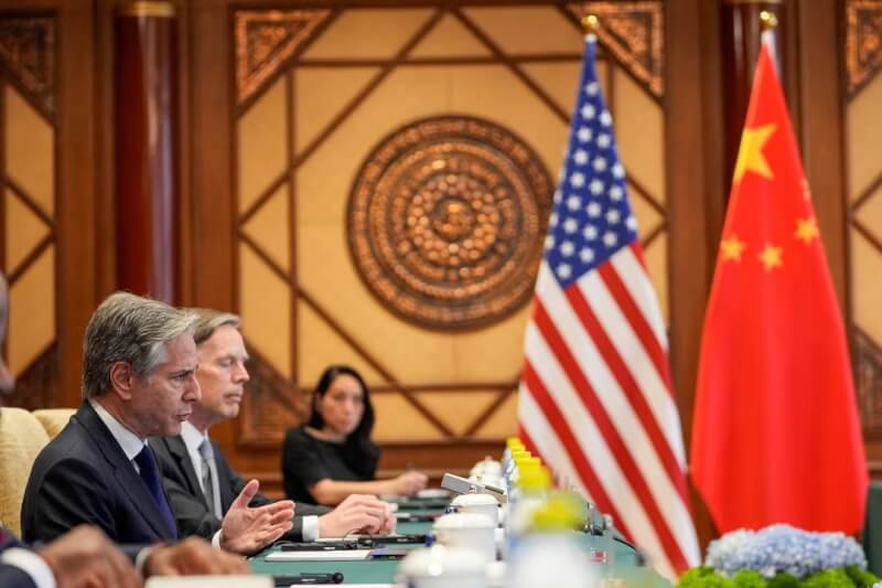 美國國務卿布林肯（左前）26日會見中國國務委員、公安部部長王小洪，布林肯在會談間比出手勢。（路透社）