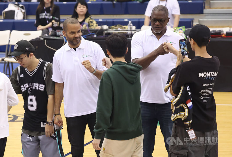 應邀訪台的兩大前NBA球星帕克（Tony Parker）（後右2）、威金斯（Dominique Wilkins）（後右）27日下午在台藝大多功能活動中心出席粉絲見面會，與球迷粉絲擊拳互動。中央社記者趙世勳攝　113年4月27日