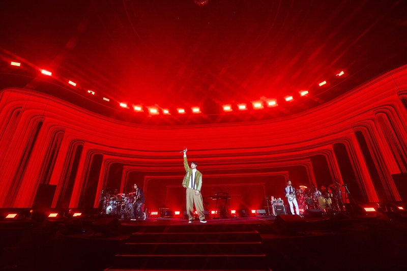 樂團宇宙人27日晚間在台北小巨蛋舉辦「α：回到未來」20週年演唱會，吸引萬名歌迷到場參與。（相信音樂提供）中央社記者王心妤傳真  113年4月27日