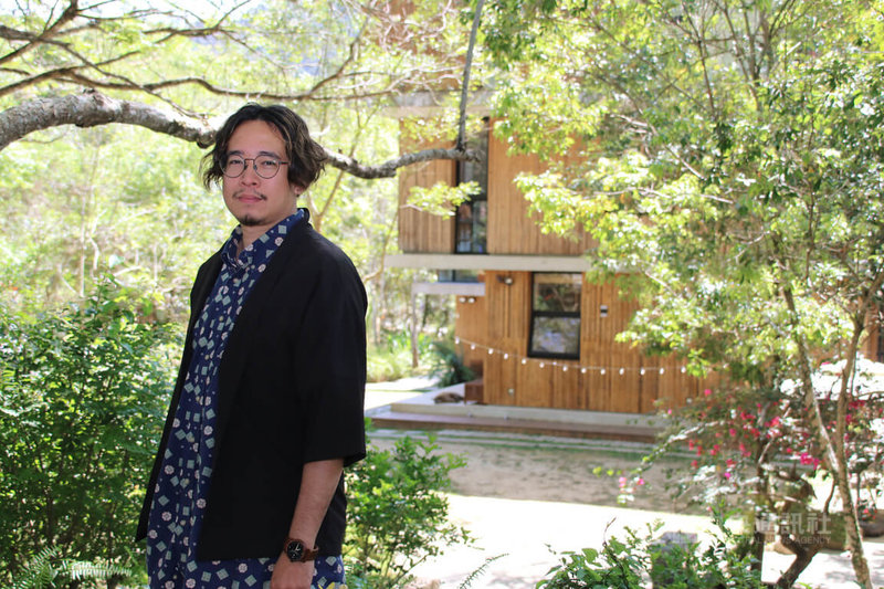 巷弄文旅有限公司負責人謝顯林(圖)求學時認識埔里小鎮,退伍後回到埔里從事地方經營與文創,以自身設計、美學能力參與導覽解說等工作,盼遊客更深入認識地方。中央社記者蕭博陽南投縣攝 113年4月27日