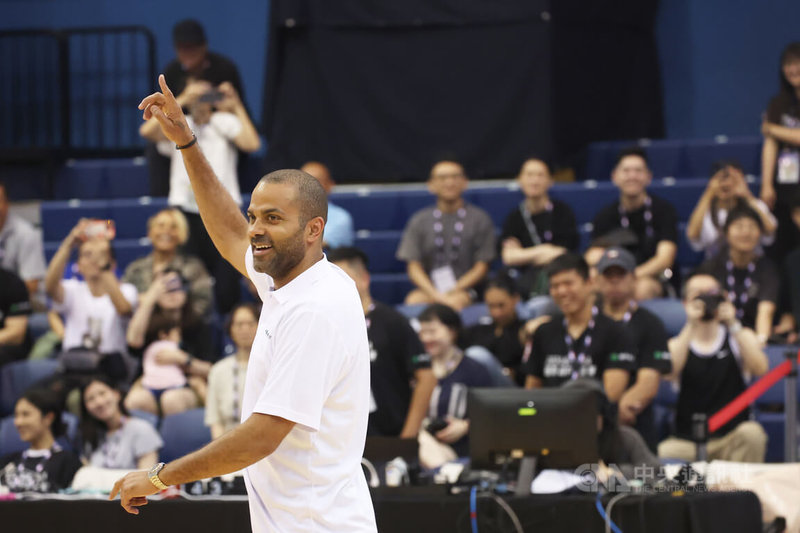 前美國職籃（NBA）球星帕克（Tony Parker）（圖）與威金斯（Dominique Wilkins）應邀來台，27日下午在台藝大與球迷粉絲相見歡，帕克在場上感受球迷熱情歡呼。中央社記者趙世勳攝  113年4月27日