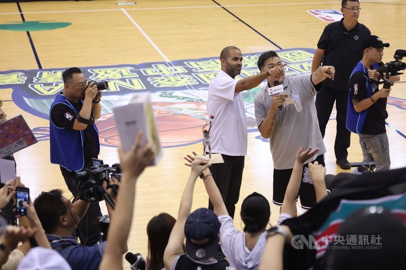 有「法國小跑車」之稱的前NBA球星帕克（Tony Parker）（中白衣者）應邀訪台，27日下午在台藝大出席粉絲見面會，近距離與球迷們互動。中央社記者趙世勳攝  113年4月27日