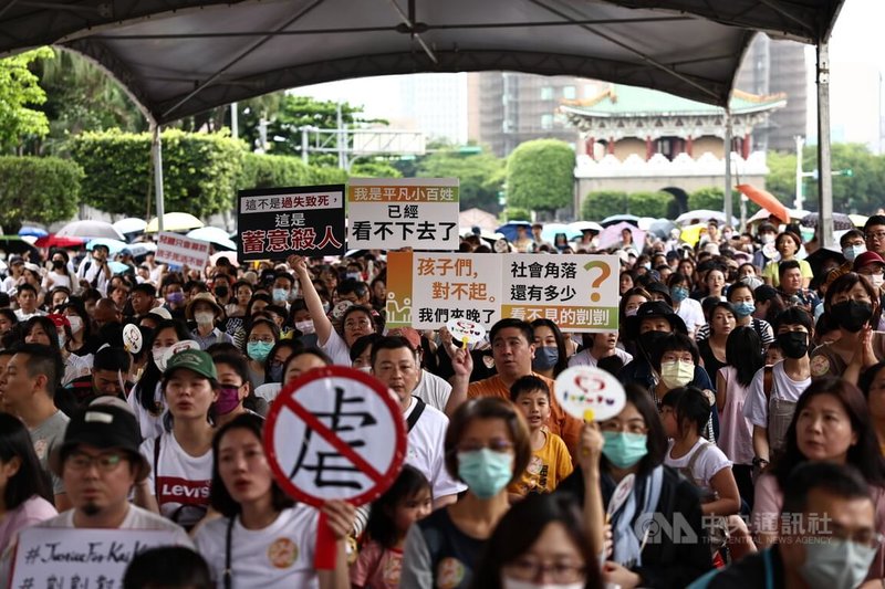 許多民眾舉著自製標語、手牌到場聲援。中央社記者翁睿坤攝 113年4月27日