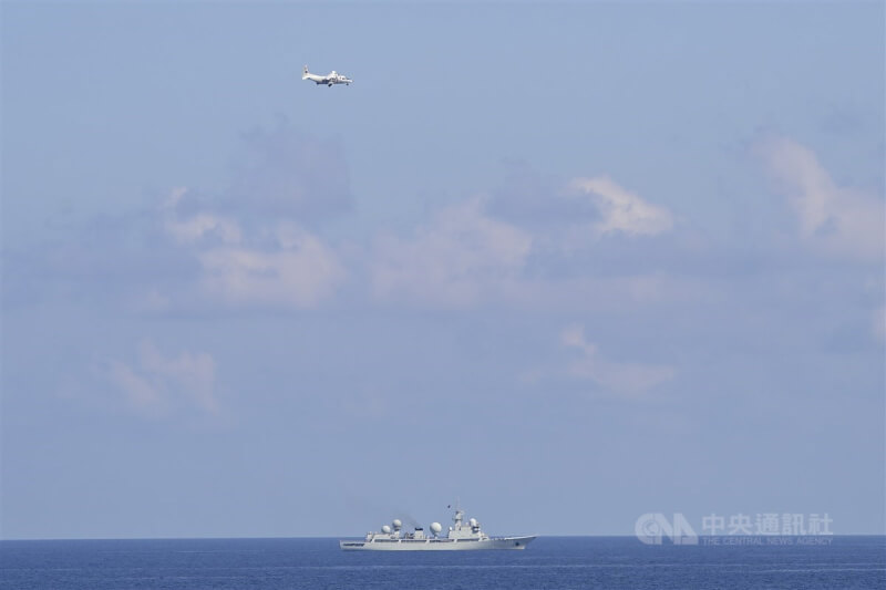 美菲法多邊海上演習進入第3天,美菲軍艦27日凌晨離開菲律賓領海後不久,遭遇中國海軍艦艇跟監。圖為菲律賓空軍輕型運輸機飛越中國軍艦上空監控情況。中央社特約記者Edward Bungubung攝 113年4月27日