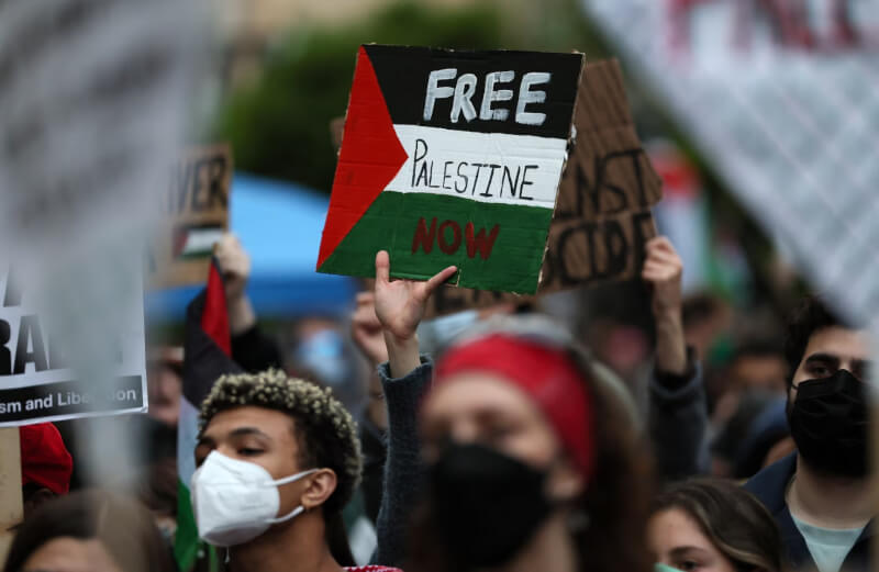華盛頓大學學生25日挺巴勒斯坦示威活動。（路透社）