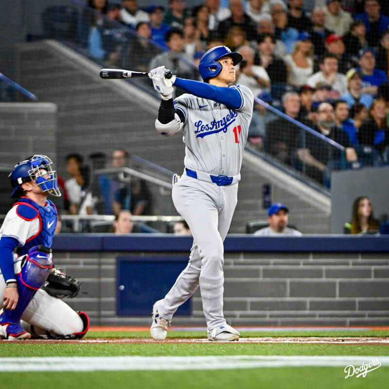大谷翔平（中）26日首次穿著道奇球衣並在藍鳥主場揮出全壘打。（圖取自twitter.com/Dodgers）