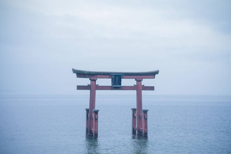 琵琶湖畔的白髭神社大鳥居也是遊客必訪的知名景點。（圖取自pakutaso圖庫）