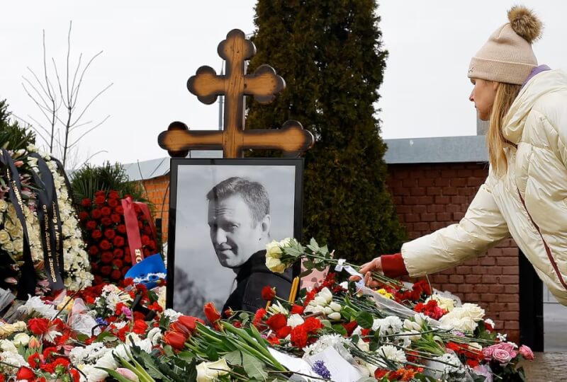 俄羅斯民眾3月2日在莫斯科向納瓦尼的墳墓獻花。（路透社）