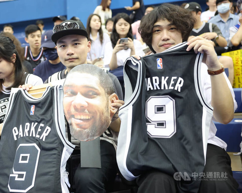 有4枚美國職籃NBA冠軍戒的「法國小跑車」帕克（Tony Parker）以及入選NBA 75大球星的威金斯（Dominique Wilkins）首度應邀來台，27日下午在台藝大出席粉絲見面會，許多球迷帶著球衣、小道具等到場，盼一睹偶像風采。中央社記者趙世勳攝  113年4月27日