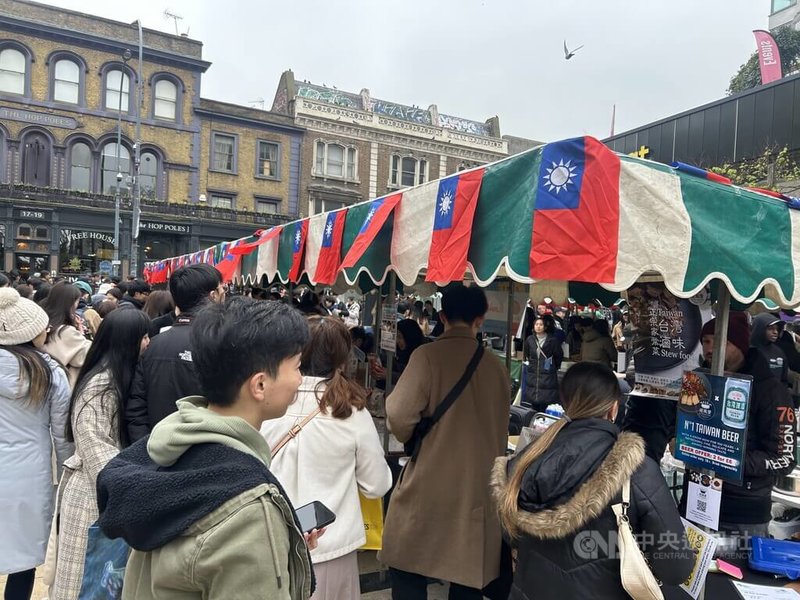 體驗台灣Experience Taiwan飲食文化節27日在倫敦舉行，吸引大批民眾參加，攤商前排著長長的隊伍。中央社記者簡玉晴倫敦攝 113年4月28日