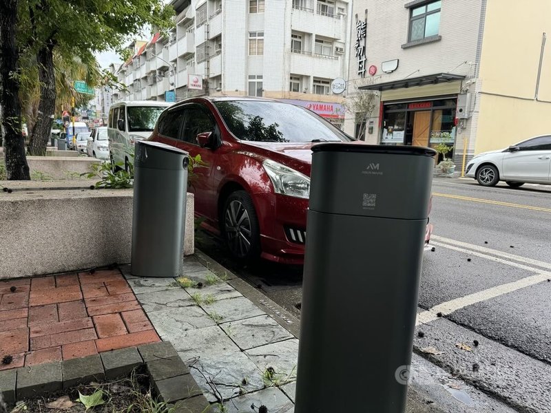 為解決停車位長期被占用等亂象，雲林虎尾鎮公所設置智慧化停車設施，包括新生路、中山路及文化路的路邊停車格，5月1日起採無紙化電子開單，每小時新台幣20元，未來將視成效，研議是否將其他路段納入。  中央社記者姜宜菁攝  113年4月28日