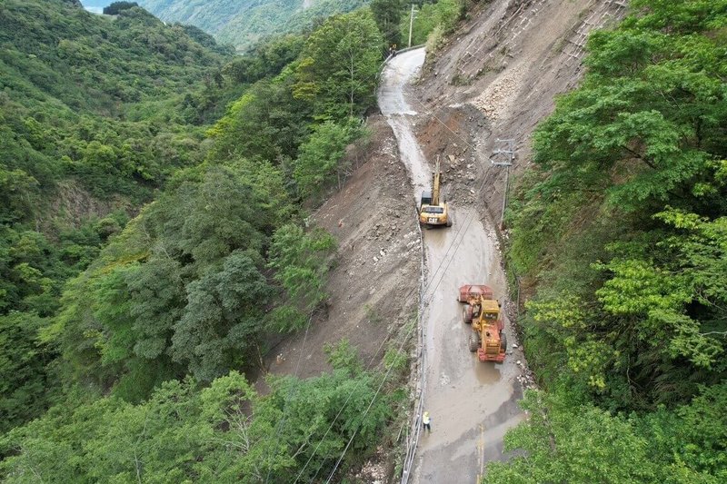 中橫公路宜蘭支線台7甲線36.8公里處、南山村米摩登路段上邊坡，發生大規模坍方造成道路阻斷，經公路局東區養護工程分局獨立山工務段搶修團隊調派大型搶修機械投入搶修，28日下午搶通開放通行。（公路局東區養護工程分局提供）中央社記者王朝鈺傳真  113年4月28日