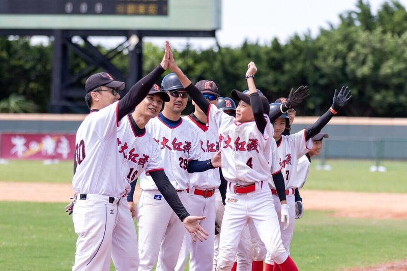 113年TLLB CUP U13台灣社區棒球錦標賽持續進行，C組賽事中大紅襪（圖）28日單日2勝，取得分組第1晉級，球員在場上開心擊掌慶祝。（台灣世界少棒聯盟提供）中央社記者謝靜雯傳真  113年4月28日