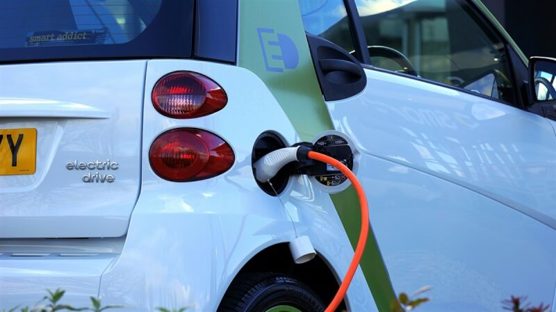 加州大學柏克萊分校近期一項研究表明，採用電動車明顯有助減少碳足跡。（中央社檔案照片）
