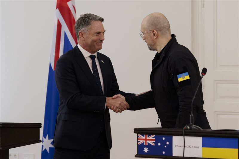 澳洲副總理兼國防部長馬勒斯（左）訪問烏克蘭，與烏克蘭總理什米哈爾（右）會談。（澳洲國防部提供）中央社記者楊淳卉雪梨傳真 113年4月28日