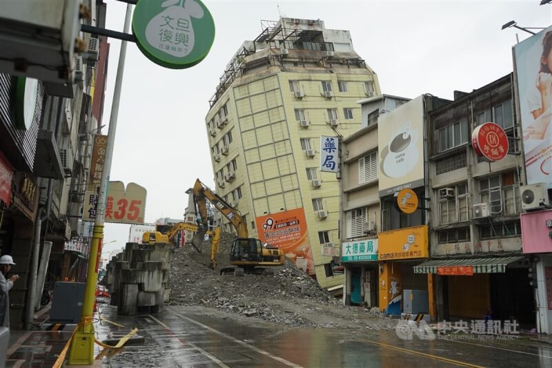 花莲市富凯大饭店因地震而倾斜倒塌。中央社记者张祈摄 113年4月24日