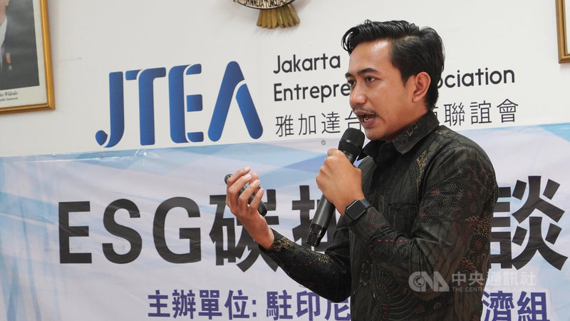 印尼Efortech Solutions公司主任汉格（Hanggar Cahya Kusuma）27日在一场讲座上，分享该公司如何为不同产业的企业提供能源管理服务。中央社记者李宗宪雅加达摄  113年4月28日