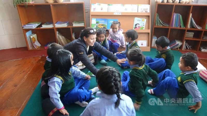 西藏兒童村總部位於印度北部山城達蘭薩拉，它是一所寄宿學校、也是一座藏人社區，傳承西藏文化與延續藏族身分認同。圖為幼兒園上課情況。中央社記者林行健達蘭薩拉攝  113年4月28日