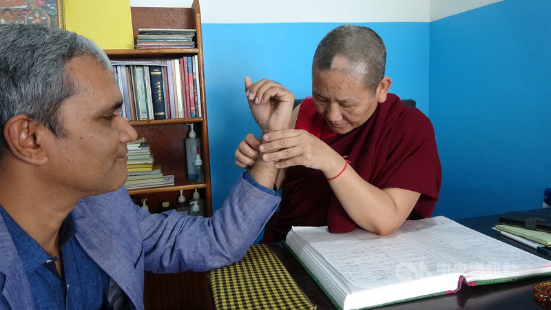 位於印度北部山城達蘭薩拉的西藏醫藥與曆算學院，附設的診所以西藏傳統醫術為病患診治。圖為醫師為病患把脈。中央社記者林行健達蘭薩拉攝 113年4月28日