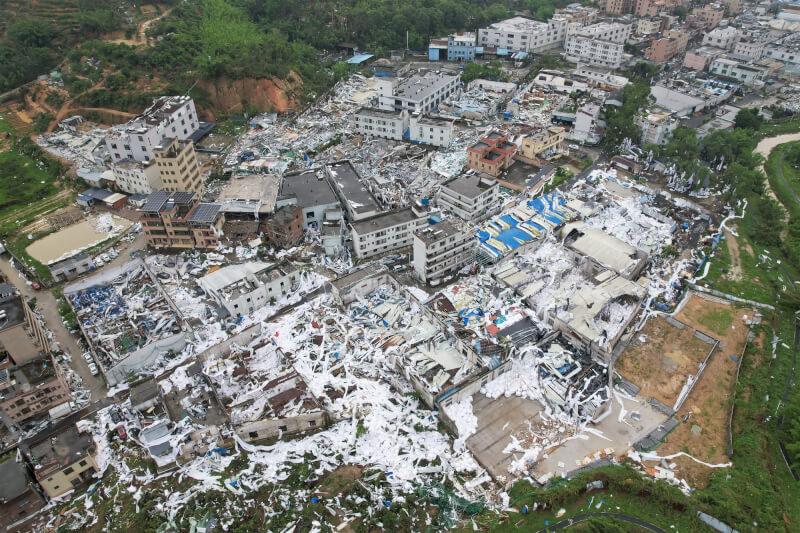 中國廣東省廣州市白雲區27日下午出現龍捲風，陳洞村內多棟房舍被毀。（中新社）