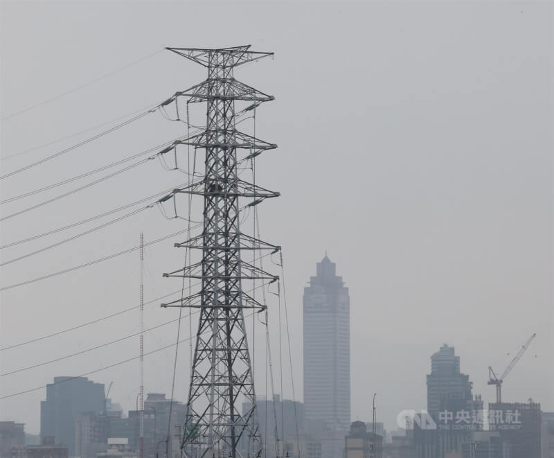圖為台北市區一處高壓電塔。（中央社檔案照片）