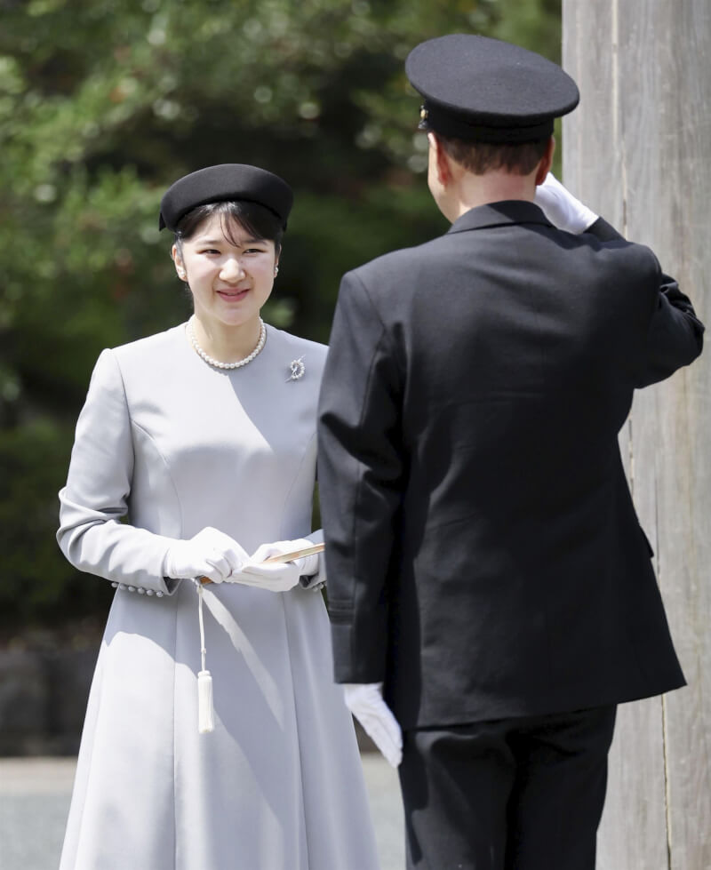 日皇德仁獨生女愛子公主（左）在日本現行規定下無法繼承皇位。（共同社）