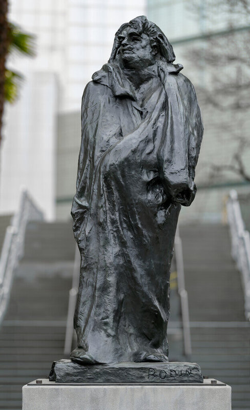 奠定19世紀著名雕塑家羅丹學術地位的作品「巴爾札克紀念像」，原作塑於1897年，圖為1967年翻鑄作品，5月將於富邦美術館開館大展「真實本質：羅丹與印象派時代」展出。（LACMA、富邦美術館提供）中央社記者王寶兒傳真 113年4月28日