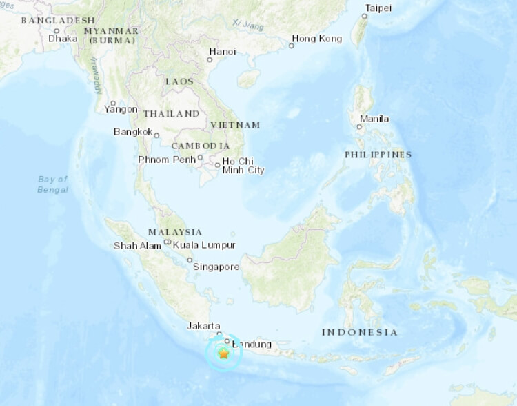印尼爪哇島外海（星號處）27日晚間11時29分發生芮氏規模6.5地震。（圖取自美國地質研究所網頁earthquake.usgs.gov）