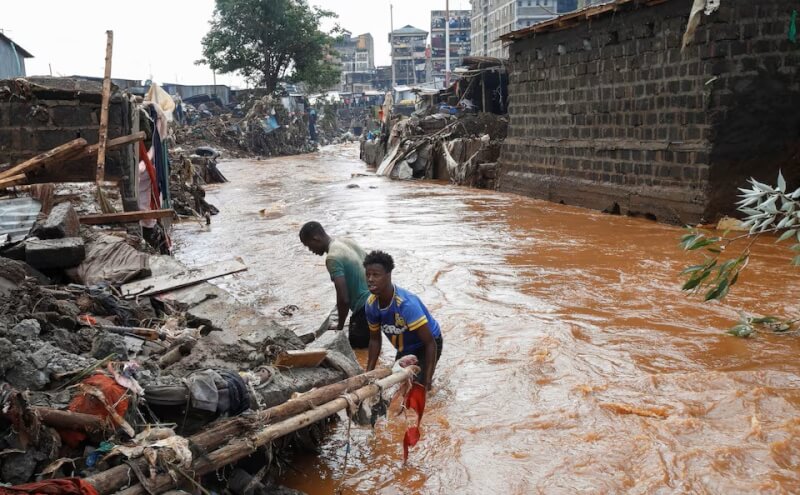 肯亞暴雨讓首都奈洛比成重災區，居民在被潰堤河流沖毀處尋找遺失財物。（路透社）