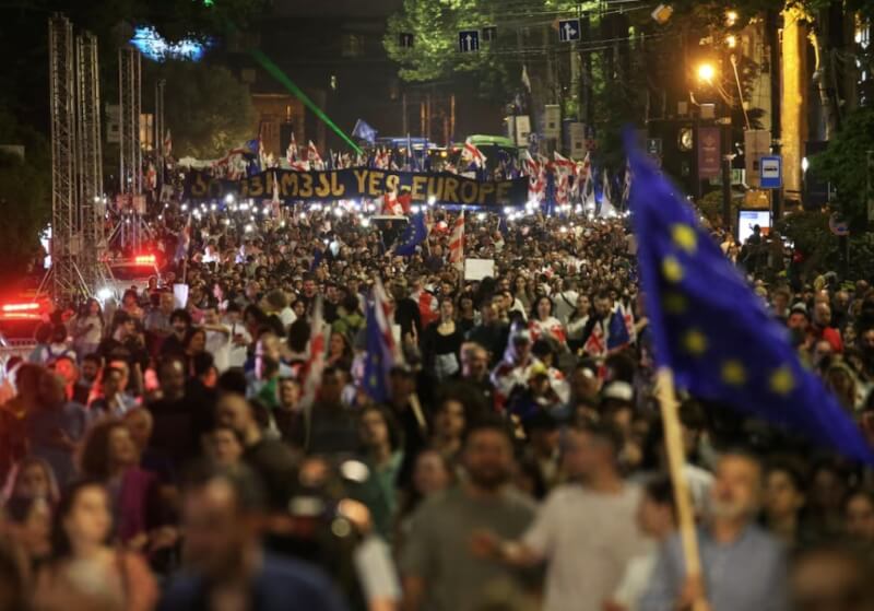 約2萬名喬治亞人28日走上街頭，呼籲政府廢除極具爭議的「境外影響力」法案。（路透社）