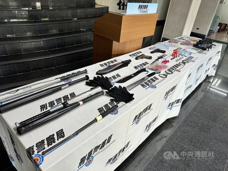 有竹聯幫和堂背景的顏姓男子,以台北市某洗車場為據點組成暴力討債集團,涉嫌對被害人暴力討債與恐嚇取財,刑事局破獲逮顏男等10人法辦,並查扣長短刀、辣椒噴霧器等證物。(翻攝照片)中央社記者蘇木春傳真 113年4月29日