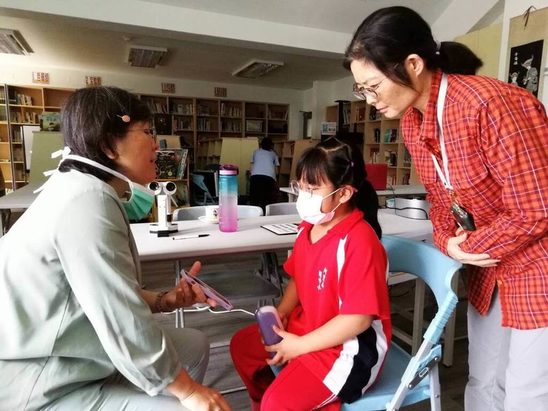 嘉義縣阿里山國中小學表示，為照護孩子眼睛健康，29日特別邀請眼科醫師賴麗如（左）團隊到校，為全校88名學生義診，並宣導如何護眼。（阿里山國中小學提供）中央社記者蔡智明傳真  113年4月29日