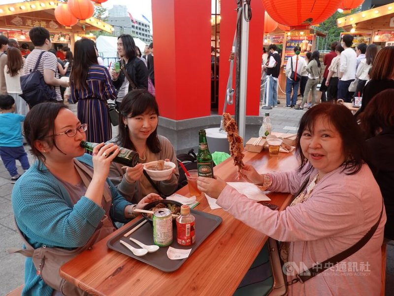 充满台湾夜市气氛的「台湾祭in东京晴空塔城」活动今年从4月13日起举办，5月26日结束。山内由辉子（左1）和母亲及姐姐前来参加，她说，知道花莲震灾灾情严重，希望能尽一份心力协助。中央社记者杨明珠东京摄  113年4月29日