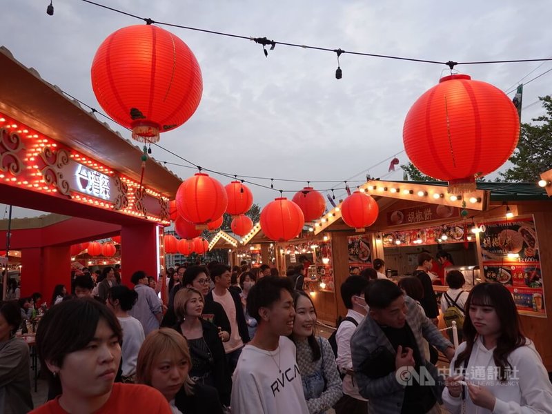 充满台湾夜市气氛的「台湾祭in东京晴空塔城」活动今年从4月13日起举办，5月26日结束。这是台湾祭执行委员会第二度在东京晴空塔城举办这个活动，假日人潮多。中央社记者杨明珠东京摄  113年4月29日