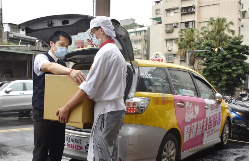 圖為台灣大車隊在110年5月25日推出「55688精緻美食配送」服務，為計程車駕駛及餐飲業在當年疫情期間創造雙贏。（中央社檔案照片）