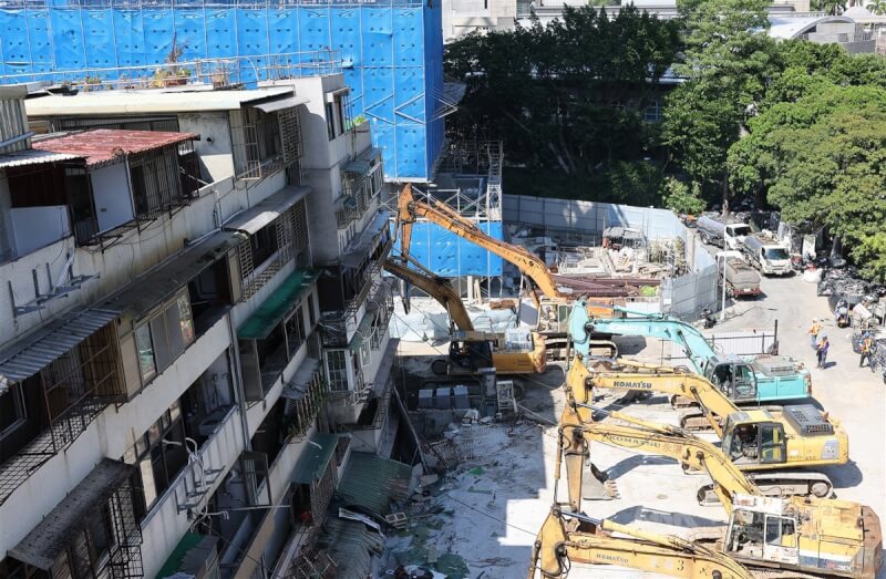基泰建設施工不當造成台北市大直街民宅下陷，台北市政府去年9月執行拆除作業。（中央社檔案照片）
